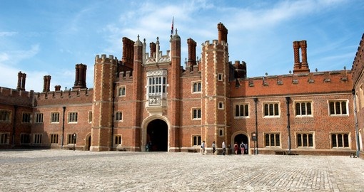 Discover Hampton Court Palace situated upon Thames during your next England vacations.