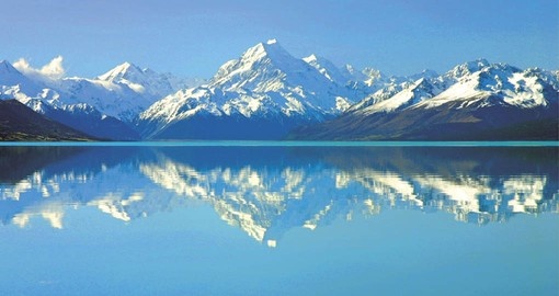 Mt Cook and Lake Pukaki provide a secnic hightlight to your New Zealand vacation
