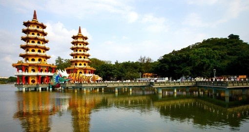 Capture the beauty of the Dragon and the Tiger Pagodas in Kaohsiung