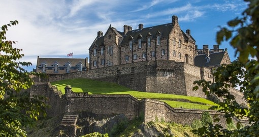 Discover Edinburgh castle situated on the Castle Rock during your next Scotland vacations.