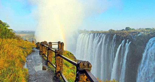 Forming the border between Zambia and Zimbabwe, V ictoria Falls is a spectacular sight of awe-inspiring beauty