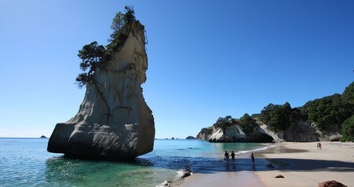 The famous Cathedral Cove in the Coromandel Peninsula is a great photo opportunity during your New Zealand vacation.