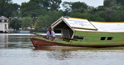 A boatman crosses the river to pick up customers