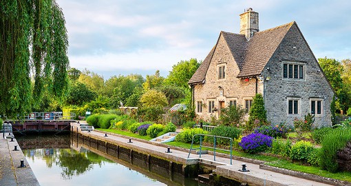 Take a break by the waterside at Iffley Lock, connecting directly to the River Thames