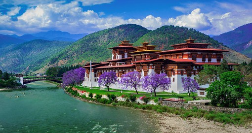 See beautiful Punakha Dzong on your Bhutan Vacation