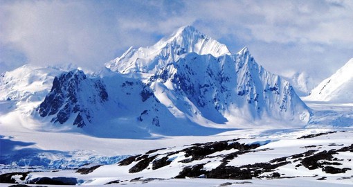 The Antarctic Peninsula features a dramatic landscapes of steep snow-covered peaks